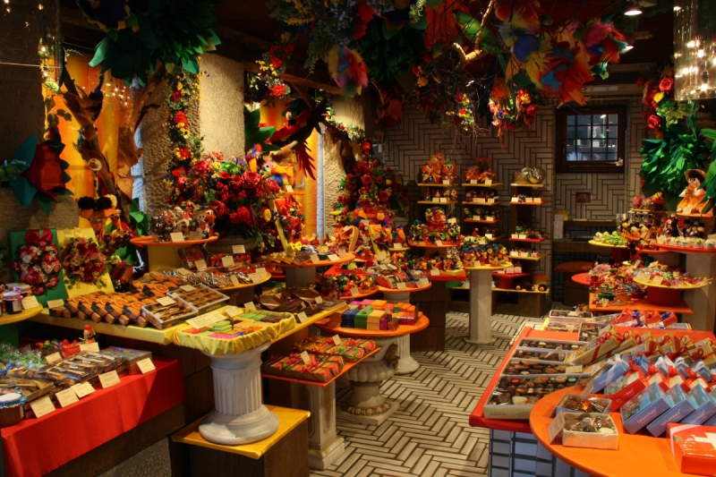 vitrine-EVENOS-min_candy_store_chocolate_shop_chocolate_switzerland-393515