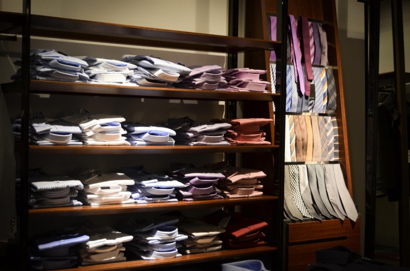 vitrine-EVENOS-min_shirts_exhibition_shop_shopping_shelf_buy_business_clothing-940715